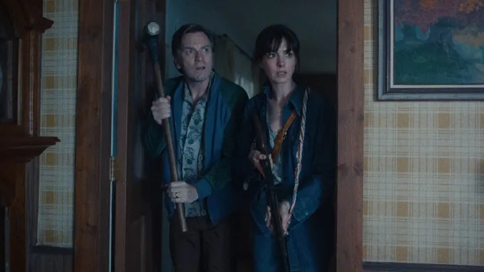 (L-r) Ewan McGregor as Greg Platt and Anne Hathaway as Denise Platt in The End of Oak Street, A Warner Bros. Pictures release. Courtesy Warner Bros. Pictures