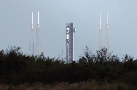 File: A Falcon 9 rocket stands in the launch position at Space Launch Complex 40 (SLC-40) at Cape Canaveral Space Force Station ahead of the planned liftoff of the Starlink 6-61 mission on Oct. 22, 2024. Image: Adam Bernstein/Spaceflight Now
